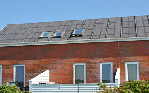 Drita - 2.3Km from the Sea: Énergie Solaire, Composite, Énergie Solaire, Pente, Brique, Daylighting, Siding