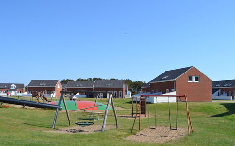 Drita - 2.3Km from the Sea: Herbe, Espace Public, Maison, Lot Terre, Plaine, Établissements Humains, Domicile, Pelouse, Pôle, Cour