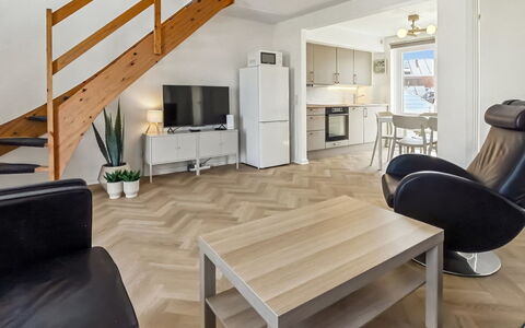 Mildred - 2.3Km from the Sea: Meubles, Sol, Design Intérieur, Sol, Bois, Plafond, Parquet, Pièce, Canapé, Salon