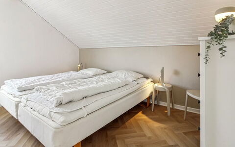 Mildred - 2.3Km from the Sea: Sol, Bois, Sol, Chambre, Design Intérieur, Plafond, Drap De Lit, Lit, Literie, Cadre De Lit