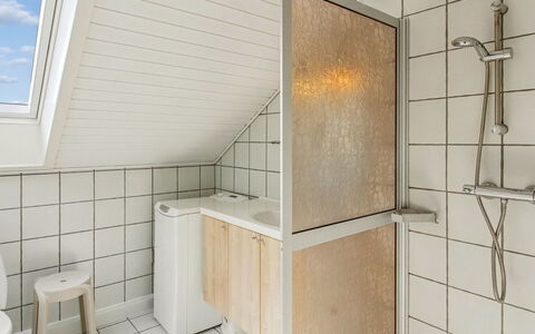 Mildred - 2.3Km from the Sea: Sol, Sol, Luminaire Plomberie, Design Intérieur, Plafond, Plomberie, Tuile, Robinet, Composite, Salle De Bains