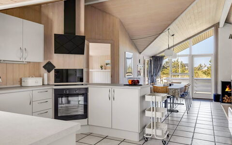 Hermandine - 700M from the Sea: Design Intérieur, Cuisine, Sol, Plafond, Bois, Meubles, Sol, Luminaire, Comptoir, Pièce