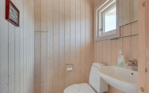 Hermandine - 700M from the Sea: Mur, Sol, Bois, Sol, Plafond, Luminaire Plomberie, Design Intérieur, Pièce, Salle De Bains, Lavabo