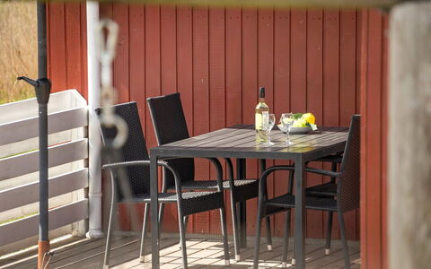 Hermandine - 700M from the Sea: Toit, Maison, Lot Terre, Domicile, Chalet, Biens, Batiments Jardin, Ombre, Cabane En Rondins, Aménagement Paysager