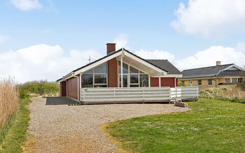 Hermandine - 700M from the Sea: Toit, Maison, Lot Terre, Domicile, Chalet, Biens, Batiments Jardin, Ombre, Cabane En Rondins, Aménagement Paysager