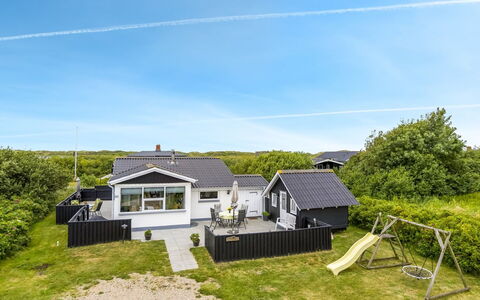 Pupa - 500M from the Sea: Chalet, Domicile, Maison, Toit, Porche, Biens, Siding, Batiments Jardin, Ferme, Cour