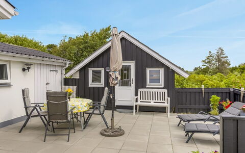 Pupa - 500M from the Sea: Chalet, Domicile, Maison, Toit, Porche, Biens, Siding, Batiments Jardin, Ferme, Cour
