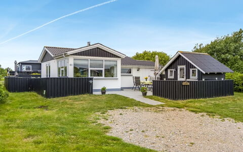 Pupa - 500M from the Sea: Chalet, Domicile, Maison, Toit, Porche, Biens, Siding, Batiments Jardin, Ferme, Cour
