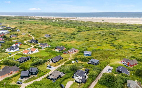 Pupa - 500M from the Sea: Chalet, Domicile, Maison, Toit, Porche, Biens, Siding, Batiments Jardin, Ferme, Cour