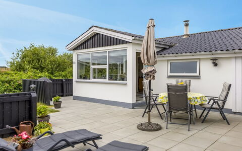 Pupa - 500M from the Sea: Chalet, Domicile, Maison, Toit, Porche, Biens, Siding, Batiments Jardin, Ferme, Cour