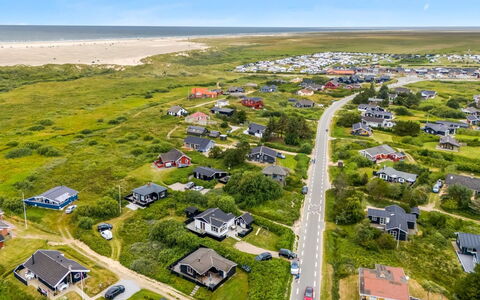 Pupa - 500M from the Sea: Chalet, Domicile, Maison, Toit, Porche, Biens, Siding, Batiments Jardin, Ferme, Cour