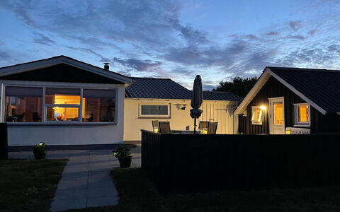 Pupa - 500M from the Sea: Chalet, Domicile, Maison, Toit, Porche, Biens, Siding, Batiments Jardin, Ferme, Cour