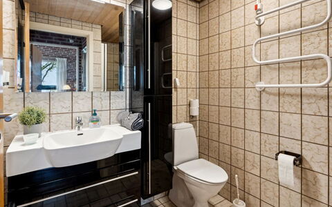 Sedine - 3.9Km from the Sea: Salle De Bains, Luminaire Plomberie, Sol, Design Intérieur, Sol, Lavabo, Évier, Toilette, Siège De Toilette, Robinet