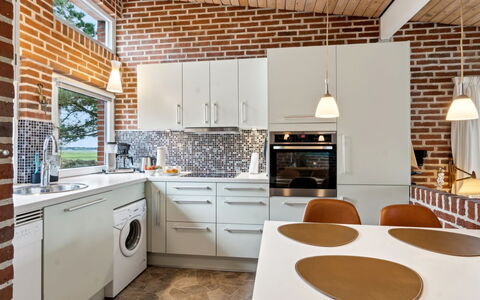 Sedine - 3.9Km from the Sea: Cuisine, Design Intérieur, Bois, Sol, Comptoir, Plafond, Meubles, Cabinetry, Luminaire, Sol