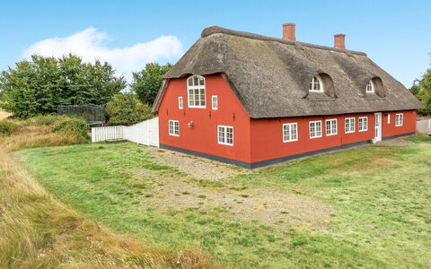 Willi - 3Km from the Sea: Toit, Maison, Lot Terre, Domicile, Chalet, Biens, Batiments Jardin, Ombre, Cabane En Rondins, Aménagement Paysager
