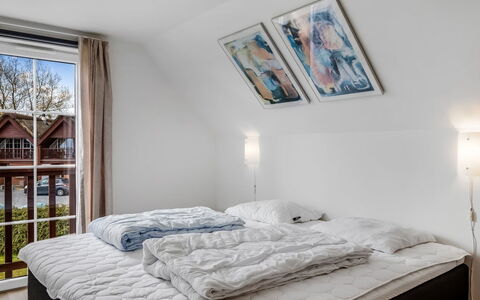 Perttu - 3.5Km from the Sea: Chambre, Lit, Drap De Lit, Literie, Domicile, Design Intérieur, Meubles, Linge, Cadre De Lit, Sol