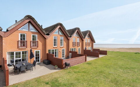 Perttu - 3.5Km from the Sea: Toit, Maison, Lot Terre, Domicile, Chalet, Biens, Batiments Jardin, Ombre, Cabane En Rondins, Aménagement Paysager