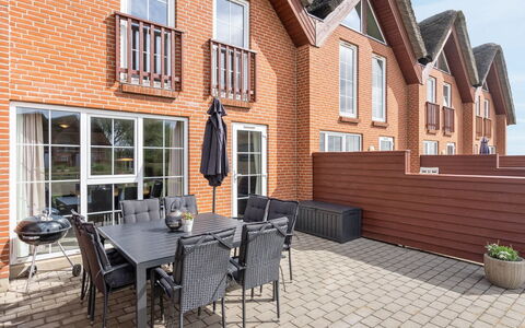 Perttu - 3.5Km from the Sea: Sol, Sol, Plafond, Design Intérieur, Comptoir, Cuisine, Cabinetry, Pièce, Principaux Appliance, Luminaire