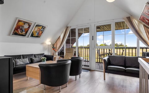 Perttu - 3.5Km from the Sea: Appartement, Ombre, Balcon, Chaise, Clôture, Mobilier De Jardin, Aluminium, Gazon Artificiel