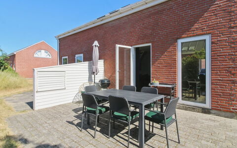 Nase - 2Km from the Sea: Arbuste, Design Urbain, Couverture De Sol, Brique, Appartement, Biens, Brickwork, Balcon, Aménagement Paysager