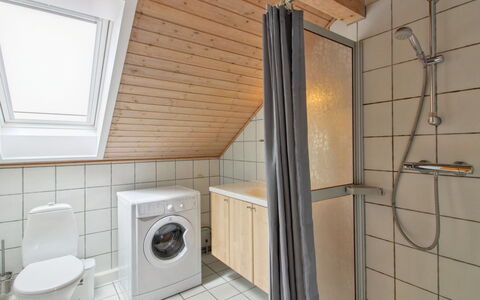 Rebus - 2.3Km from the Sea: Sol, Luminaire Plomberie, Sol, Bois, Design Intérieur, Plafond, Plomberie, Robinet, Salle De Bains, Évier