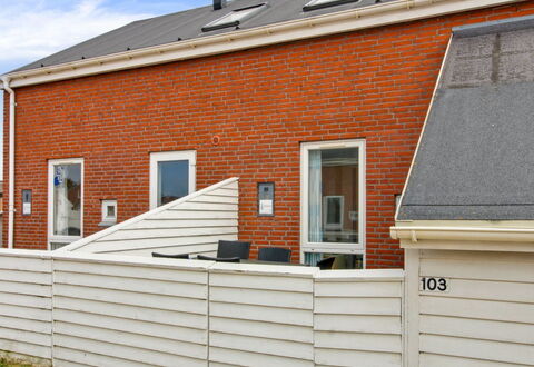 Rebus - 2.3Km from the Sea: Mur, Siding, Brickwork, Toit, Composite, Domicile, Brique, Pente, Daylighting