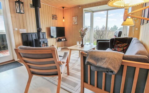 Zekine - 2.5Km from the Sea: Meubles, Design Intérieur, Bois, Sol, Sol, Plafond, Chaise, Pièce, Éclairage, Salon