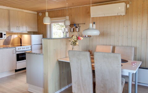 Zekine - 2.5Km from the Sea: Sol, Meubles, Design Intérieur, Bois, Sol, Comptoir, Plafond, Pièce, Cuisine, Cabinetry