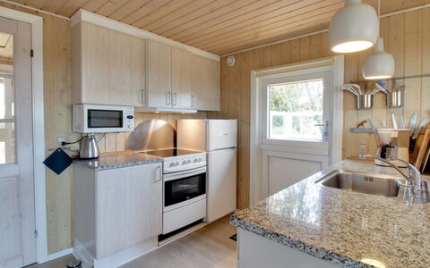 Zekine - 2.5Km from the Sea: Cuisine, Bois, Appareil De Cuisine, Comptoir, Principaux Appliance, Sol, Design Intérieur, Cabinetry, Sol, Evier