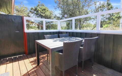 Zekine - 2.5Km from the Sea: Bois, Parquet, Sol, Sol, Dur, Plate-Forme, Tache De Bois, Planche, Ombre, Balcon