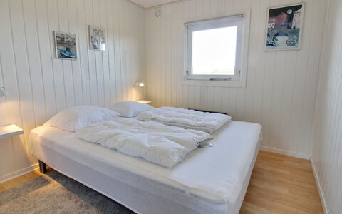 Zekine - 2.5Km from the Sea: Bois, Sol, Chambre, Planche, Dur, Parquet, Lit, Literie, Drap De Lit, Tache De Bois