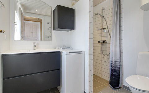 Zekine - 2.5Km from the Sea: Sol, Luminaire Plomberie, Sol, Évier, Design Intérieur, Lavabo, Armoire De Toilette, Salle De Bains, Robinet, Toilette