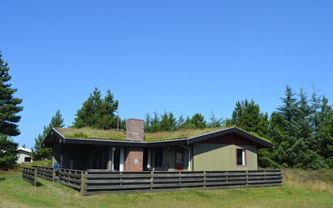 Falki - 2.5Km from the Sea: Bâtiment, Maison, Fenêtre, Domicile, Toit, Zone Résidentielle, Arbuste, Chalet, Lot Terre