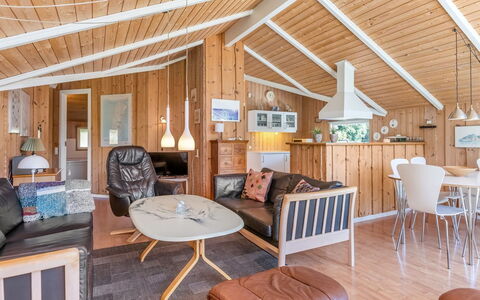 Bruna - 2Km from the Sea: Meubles, Bois, Design Intérieur, Sol, Sol, Chaise, Pièce, Plafond, Salon, Appartement