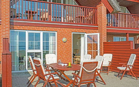Henrietta - 3.5Km from the Sea: Meubles, Chaise, Mobilier De Jardin, Appartement, Porche, Tache De Bois, Balcon, Table Cuisine Et Salle A Manger, Ombre, Plate-Forme