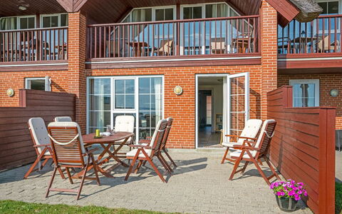 Henrietta - 3.5Km from the Sea: Appartement, Chaise, Tache De Bois, Siding, Balcon, Mobilier De Jardin, Porche, Plate-Forme, Villa, Table Cuisine Et Salle A Manger