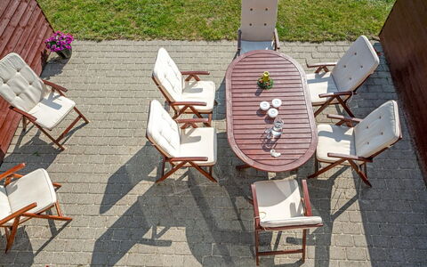 Henrietta - 3.5Km from the Sea: Meubles, Mobilier De Jardin, Chaise, Table, Tableau De Plein Air, Chaise Pliante, Patio, Tache De Bois, Dur, Table Basse