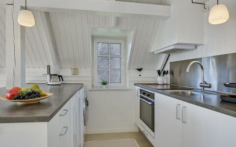 Trana - 2Km from the Sea: Cuisine, Sol, Comptoir, Design Intérieur, Bois, Luminaire Plomberie, Plafond, Évier, Sol, Cabinetry