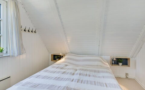 Trana - 2Km from the Sea: Bois, Plafond, Design Intérieur, Chambre, Sol, Sol, Lit, Éclairage, Pièce, Literie