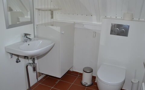 Trana - 2Km from the Sea: Salle De Bains, Luminaire Plomberie, Sol, Siège De Toilette, Lavabo, Sol, Évier, Toilette, Robinet, Design Intérieur