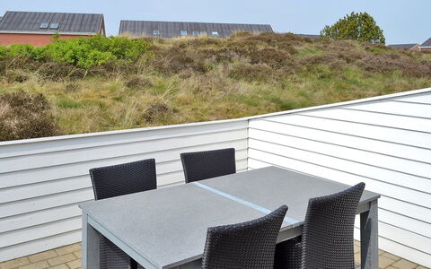Mirija - 2.3Km from the Sea: Bois, Mobilier De Jardin, Siding, Plate-Forme, Planche, Ombre, Dur, Tache De Bois