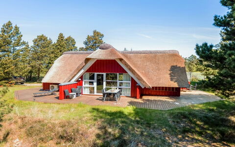 Urpo - 6Km from the Sea: Arbuste, Design Urbain, Couverture De Sol, Brique, Appartement, Biens, Brickwork, Balcon, Aménagement Paysager