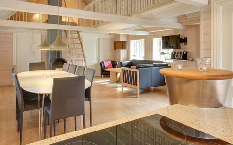Gudmund - 3.9Km from the Sea: Sol, Design Intérieur, Bois, Sol, Meubles, Plafond, Parquet, Pièce, Salon, Luminaire