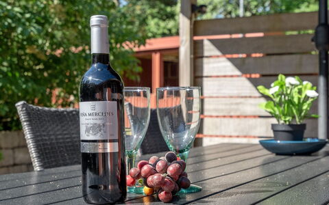 Gudmund - 3.9Km from the Sea: Bouteille, Bouteille En Verre, Bar, Bouteille De Vin, Du Vin, Drinkware, Verre