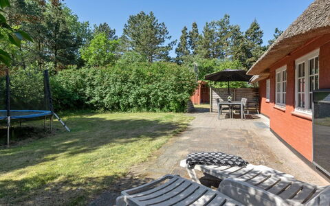 Gudmund - 3.9Km from the Sea: Maison, Chalet, Toit, Ombre, Pelouse, Jardin, Cour, Arrière-Cour, Biens, Aménagement Paysager