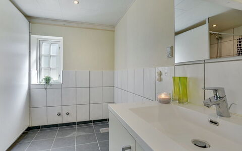 Gudmund - 3.9Km from the Sea: Sol, Luminaire Plomberie, Mur, Salle De Bains, Sol, Design Intérieur, Lavabo, Évier, Plafond, Robinet