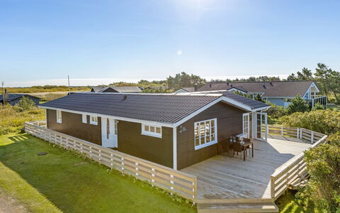 Aika - 500M from the Sea: Arbuste, Design Urbain, Couverture De Sol, Brique, Appartement, Biens, Brickwork, Balcon, Aménagement Paysager