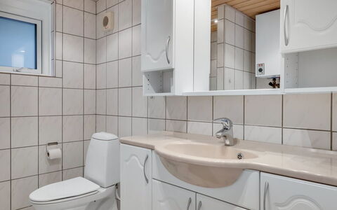 Nila - 750M from the Sea: Lavabo, Luminaire Plomberie, Évier, Sol, Sol, Salle De Bains, Design Intérieur, Robinet, Armoire De Toilette, Plomberie