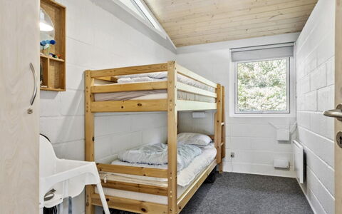 Nila - 750M from the Sea: Bois, Domicile, Chambre, Plafond, Lit, Literie, Roue De Bicyclette, Dur, Lit Superposé, Vélo