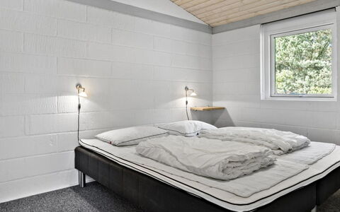 Nila - 750M from the Sea: Plafond, Chambre, Lit, Literie, Cadre De Lit, Drap De Lit, Linge, Luminaire